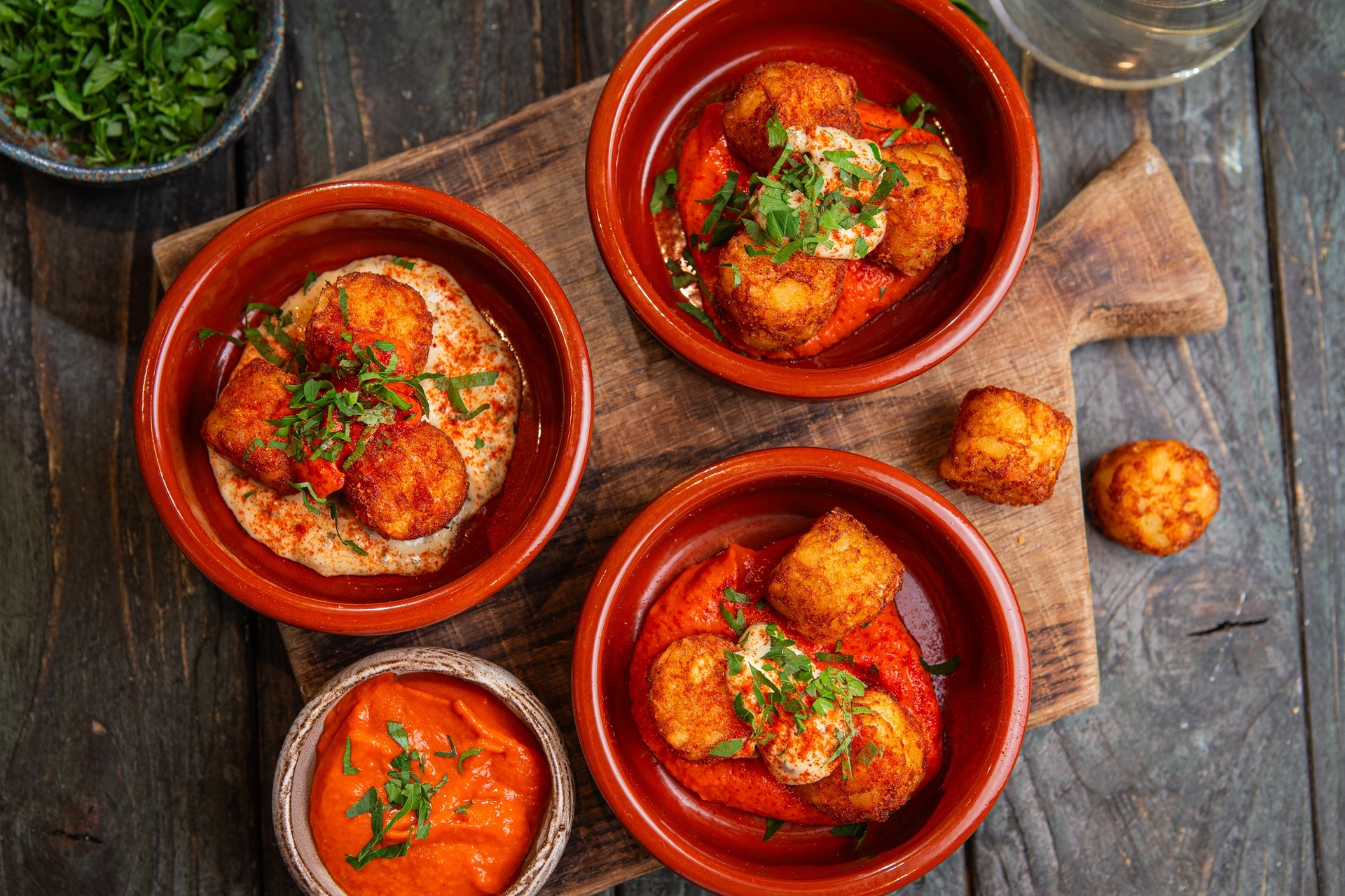 rosti_bites_u_patatas_bravas_stilu | Recepti s Aviko proizvodima za ugostiteljstvo