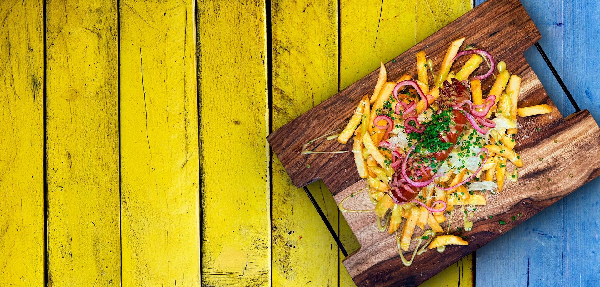 loaded_fries_s_kiselim_kupusom