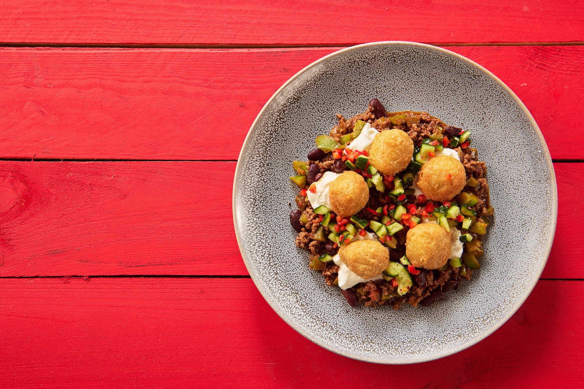 loaded_chili_cheddar_cheese_nuggets_s_chili_con_carne_i_salsom_od_svjezeg_krastavca