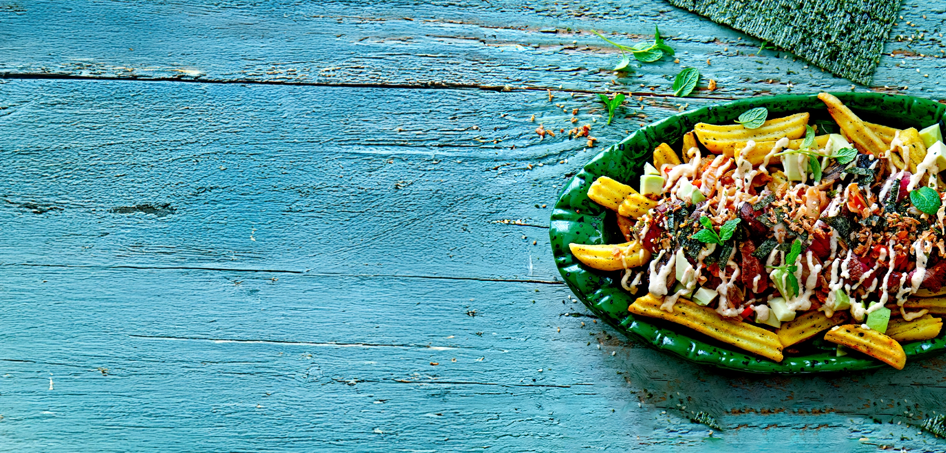 loaded_fries_s_avokadom_biftekom_kimchijem