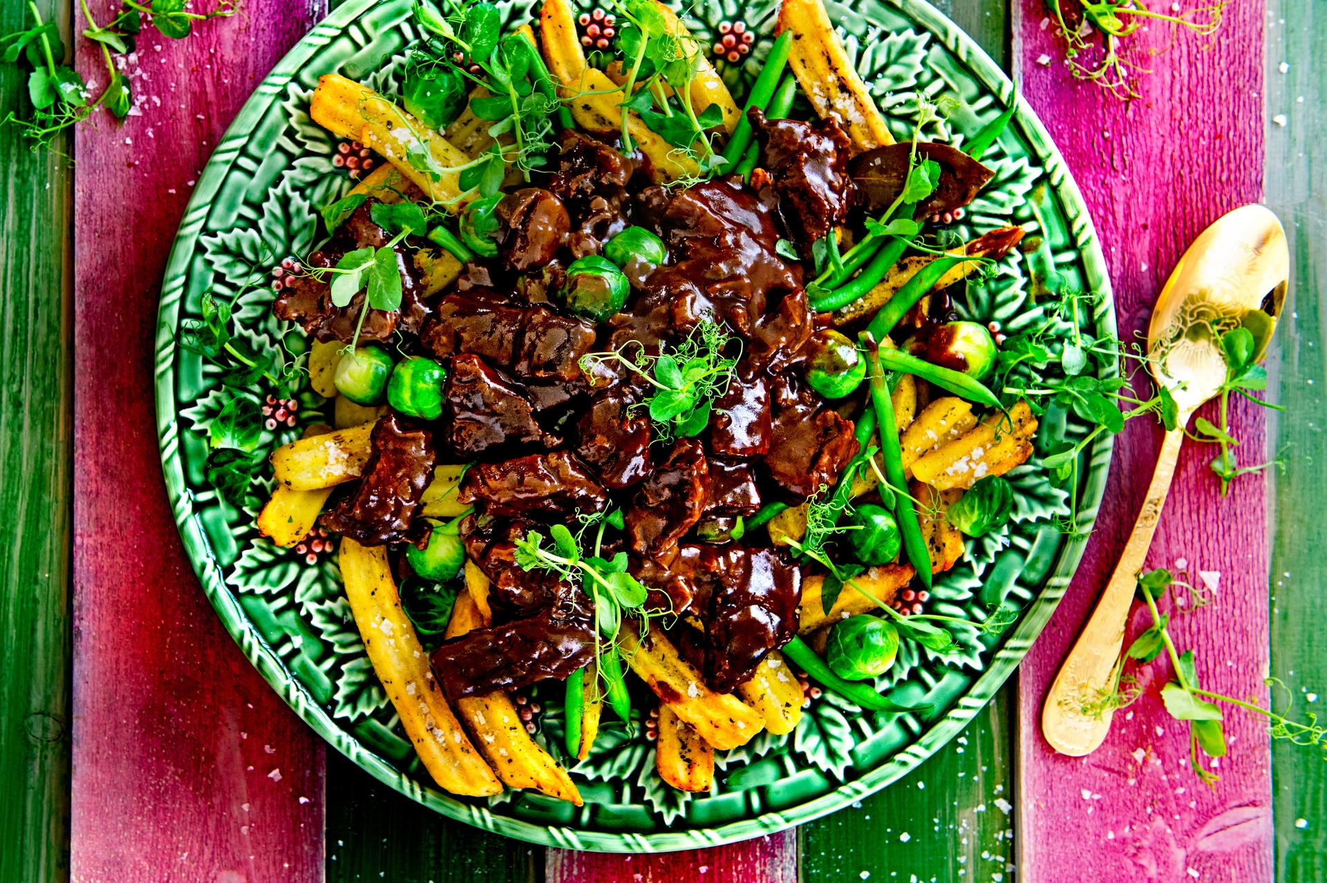 Loaded fries s gulašom