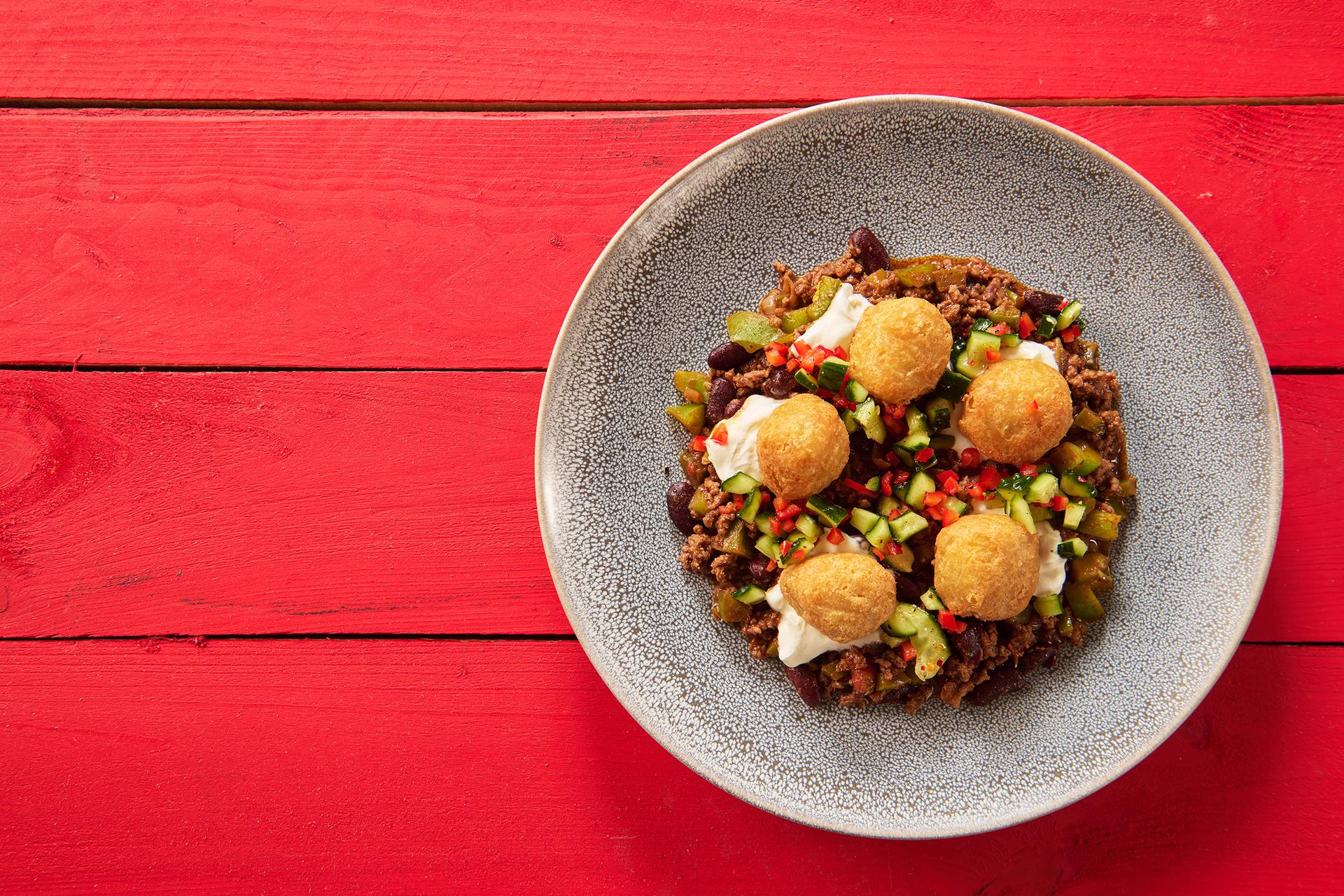 loaded_chili_cheddar_cheese_nuggets_s_chili_con_carne_i_salsom_od_svjezeg_krastavca