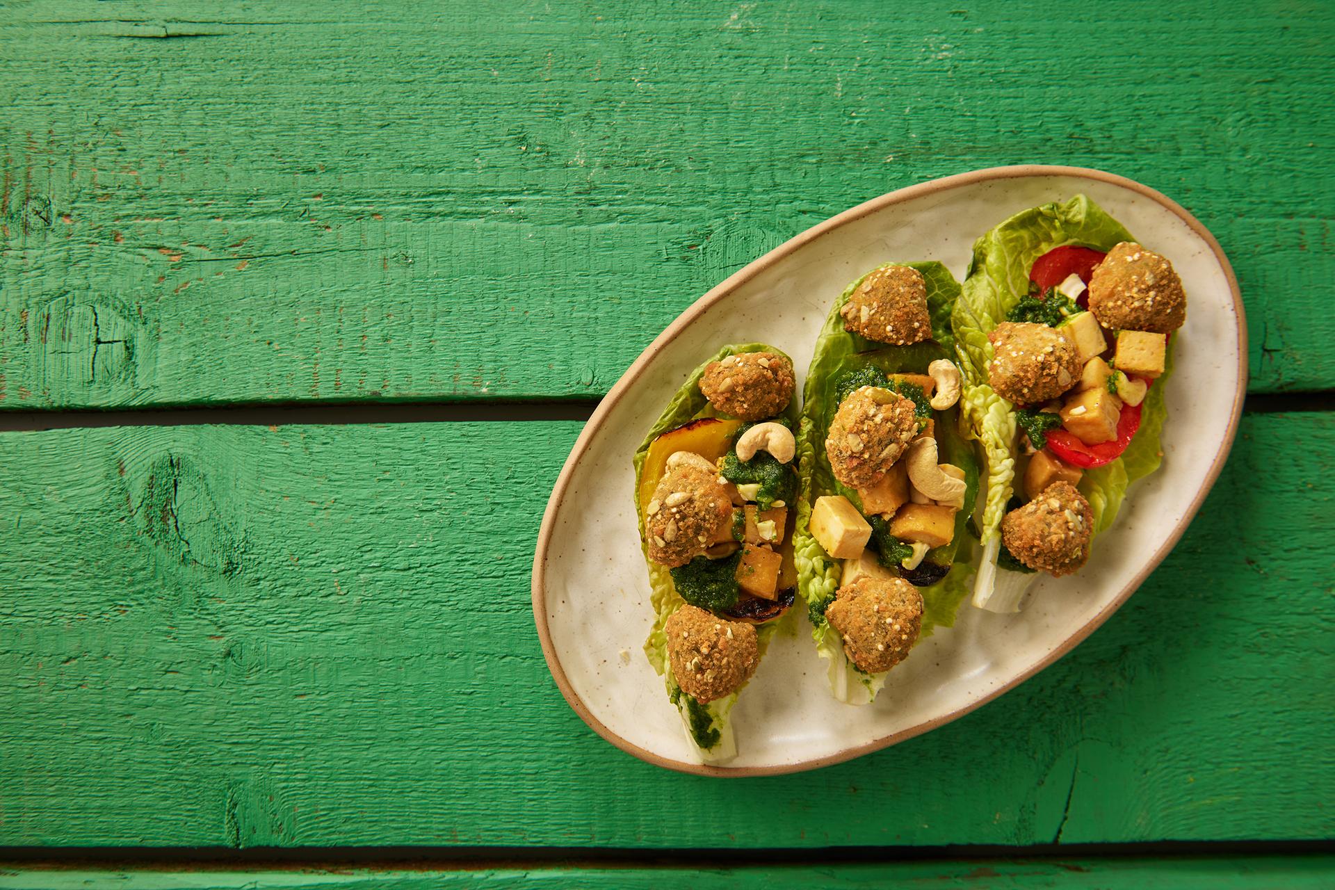 loaded_falafel_bites_s_paprikom_na_zaru_i_pestom