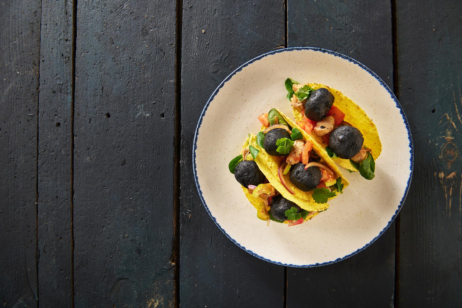 loaded_chili_cheddar_black_nuggets_s_piletinom_i_salsom