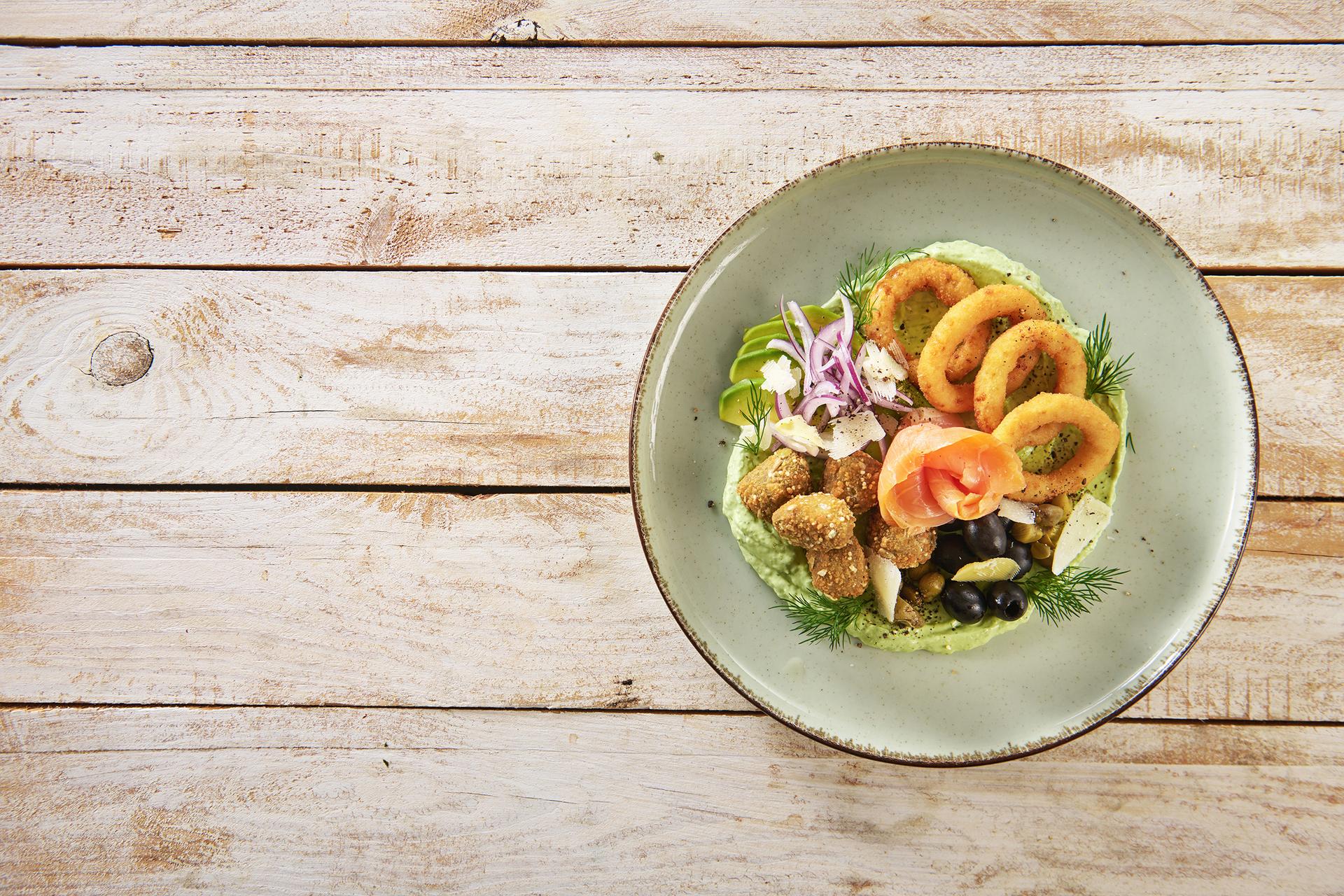 loaded_falafel_bites_i_onion_rings_s_dimljenim_lososom_i_majonezom_od_kopra