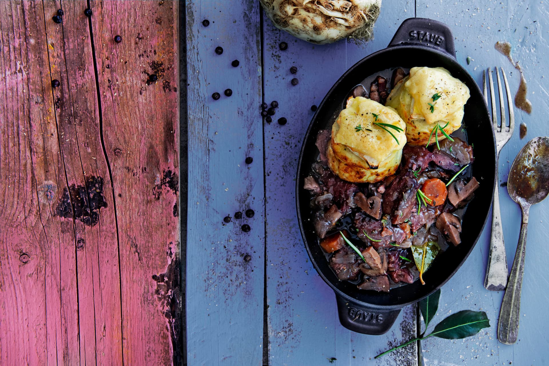 Beef bourguignon s gratinom