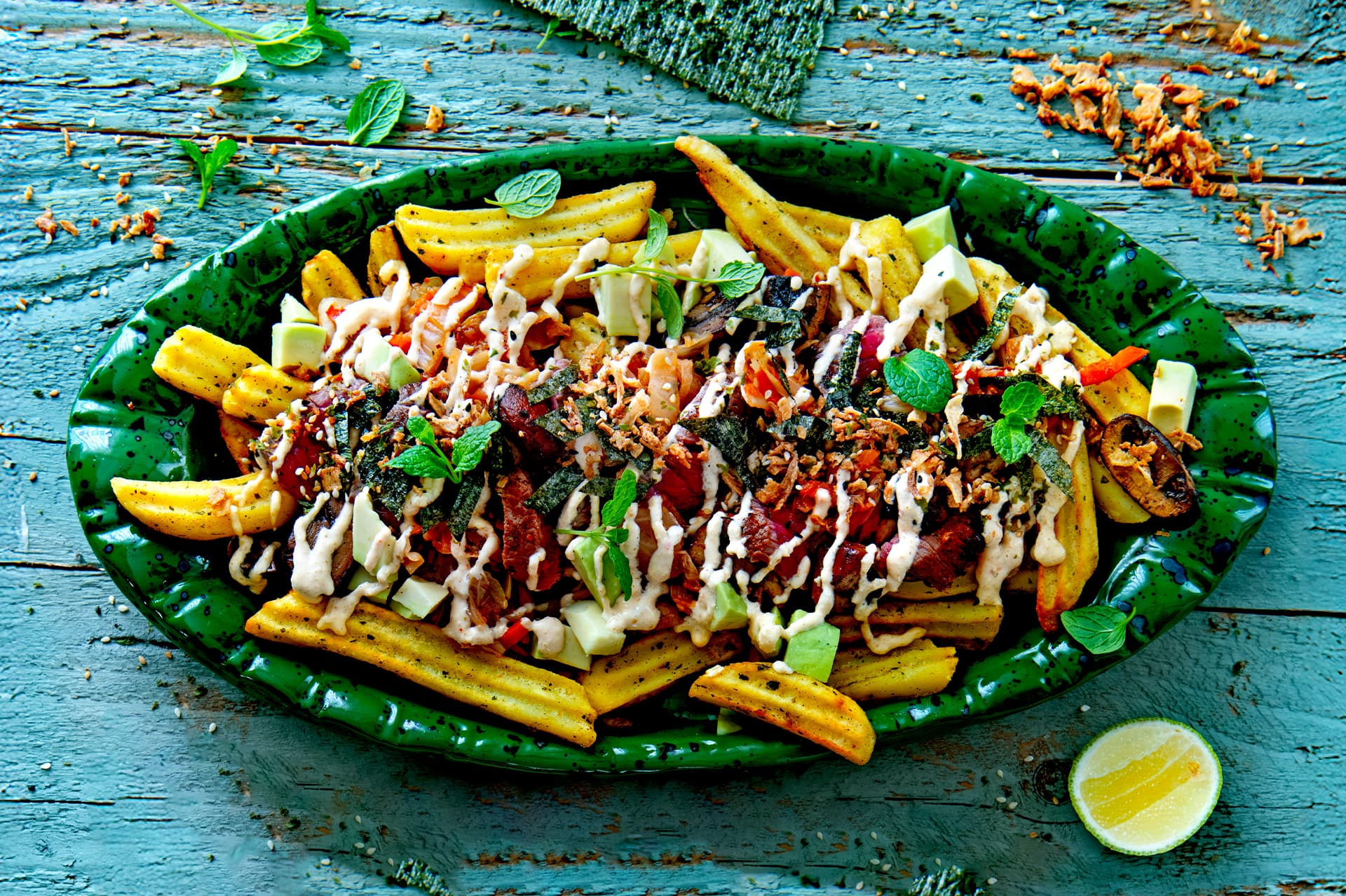 loaded_fries_s_avokadom_biftekom_kimchijem