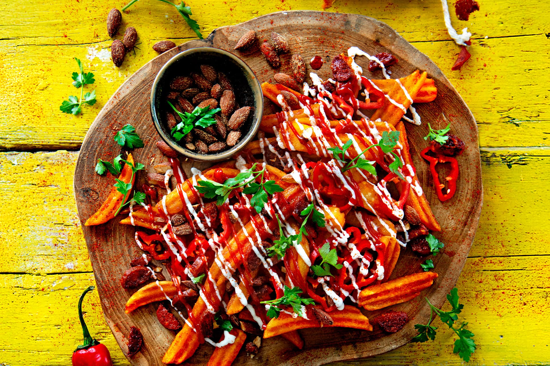 loaded_fries_a_la_patatas_bravas
