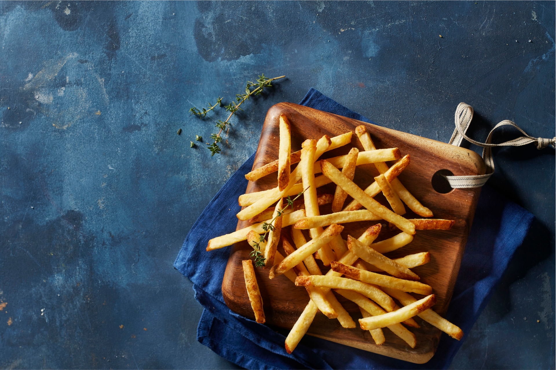 aviko_super_hrskavi_pomfrit_s_korom_debljine_9,5_mm_jelo