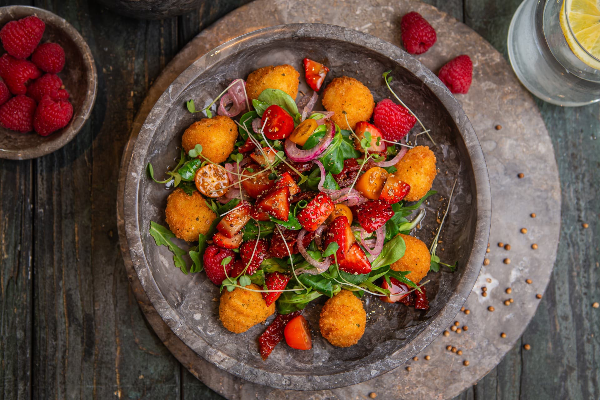 camembert_bites_salata_s_vinaigretteom_od_malina | Recepti s Aviko proizvodima za ugostiteljstvo