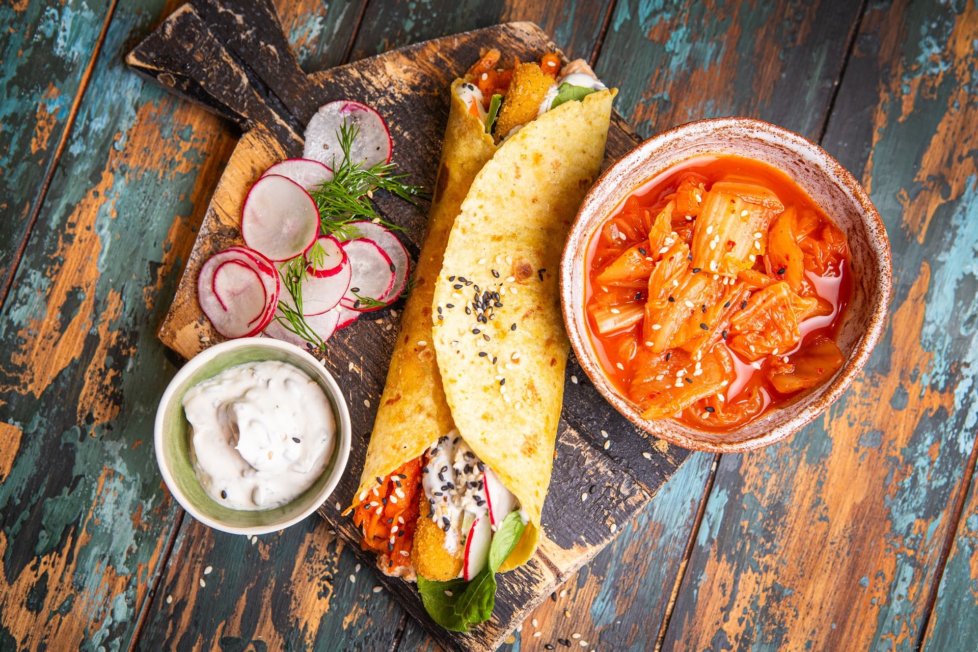 tortilja_s_mozzarella_sticks_stapicima_i_kimchi_kupusom | Recepti s Aviko proizvodima za ugostiteljstvo