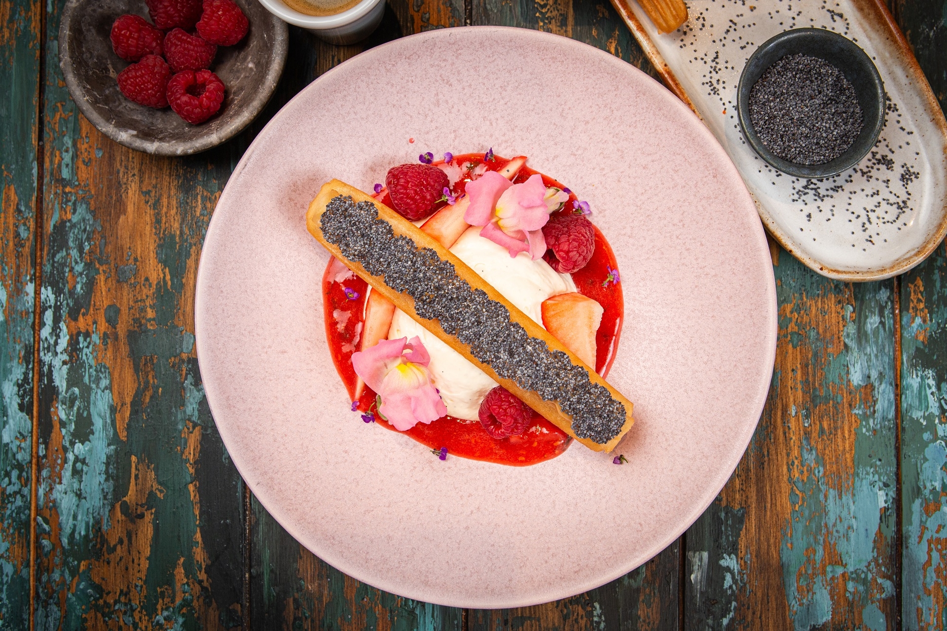 churros_s_makom_diplomatskom_kremom_i_kompotom_od_malina_i_jagoda