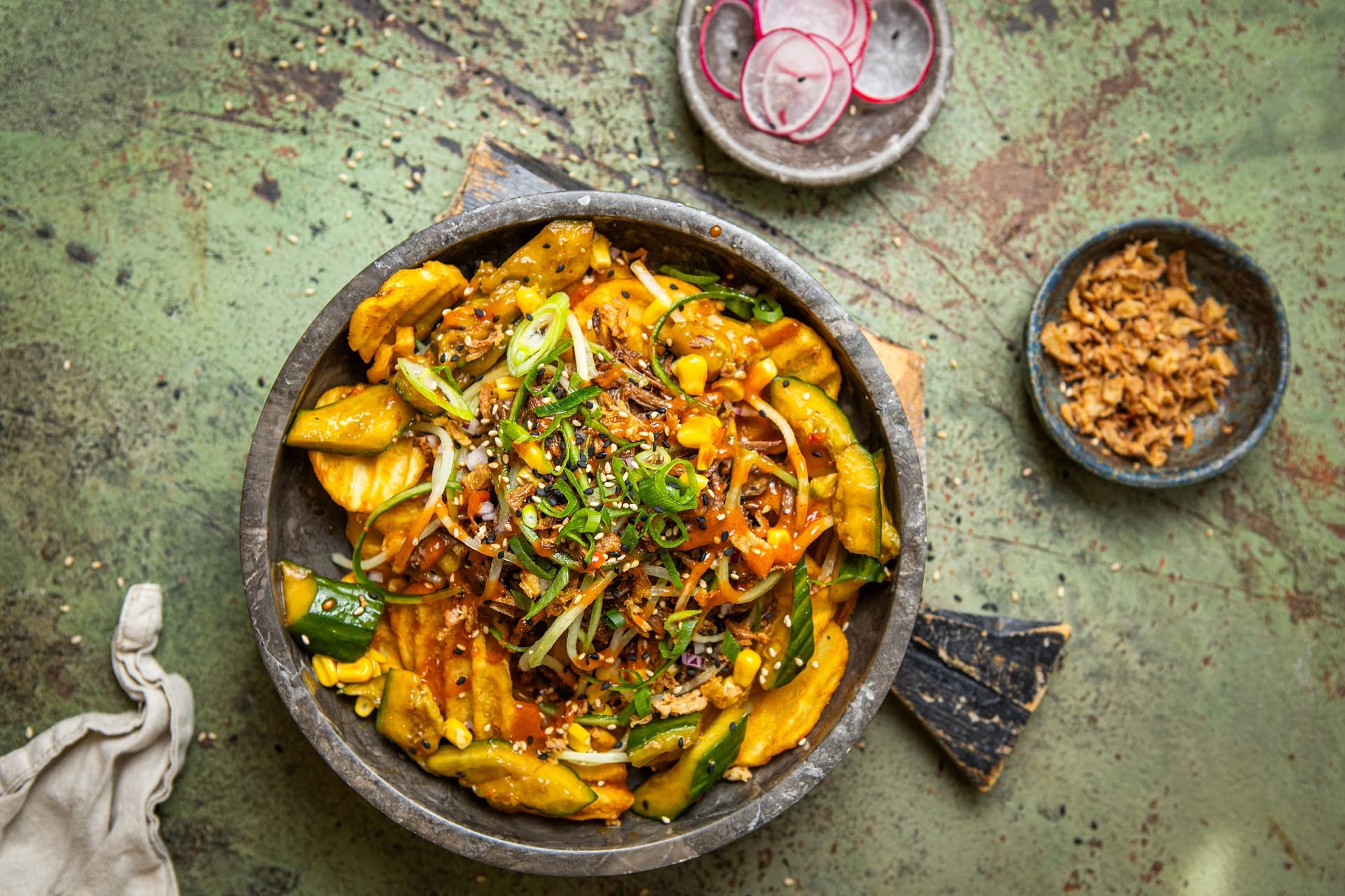 deep_crinkle_slices_u_korejskoj_zdjeli_s_govedinom - Recepti Aviko Foodservice